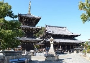 水間寺の本堂と三重塔