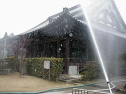 平成16年に行われた願泉寺での防火訓練の写真