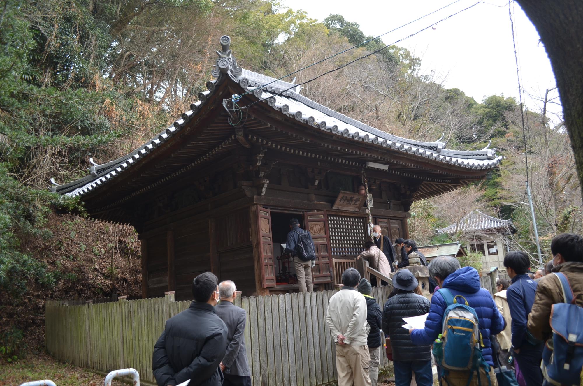 中世の面影を遺す行基堂を見学する参加者のみなさんのようす