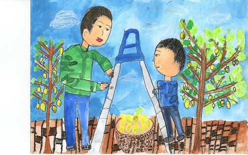 令和3年度かいづか家族の日の絵画部門優秀賞作品です  レモン狩りをしている兄弟の様子を描いた絵です 背景にはレモンの木があり 絵の中央では脚立があってその両脇に兄弟が立っています 足元にはかごいっぱいに入ったレモンがあります