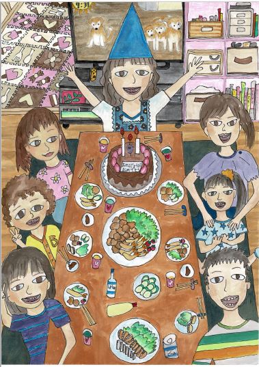 令和4年度かいづか家族の日の絵画部門最優秀賞作品です 女の子のお誕生日会を描いた絵です 女の子はお誕生日席に座り テーブルには誕生日ケーキやご馳走が並んでいます テーブルの両脇に女の子を祝う6人の家族が笑顔で座っていて 女の子も笑顔で両手を挙げています