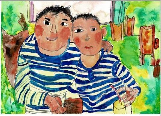 令和4年度かいづか家族の日の絵画部門優秀賞作品です 青いボーダー柄の服を着た父子が肩を組んでいる様子を描いた絵です