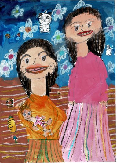 令和4年度かいづか家族の日の絵画部門優秀賞作品です 女の子が生まれたての赤ちゃんを抱っこしていて その傍らで女性が見守っている様子を描いた絵です