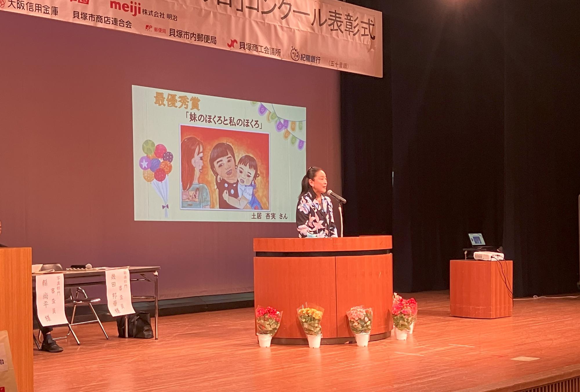 絵画部門の審査員が講評している様子です。