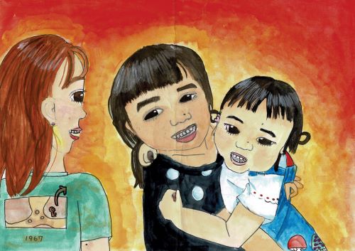 女の子とその妹が抱き合い、その様子を母親が笑顔で見つめている絵です。姉妹の顔には同じところにほくろがあります。