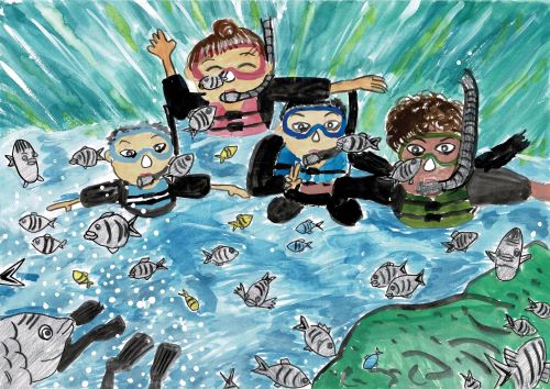 沖縄の海の中で家族4人がシュノーケリングしているようすを描いた絵です。周りを沢山の魚が泳いでいます。