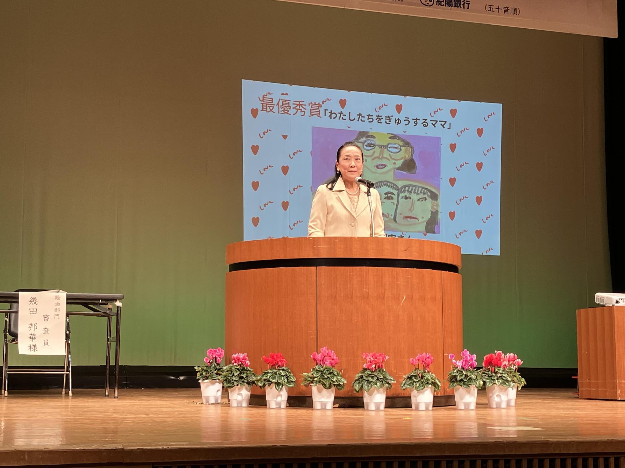 絵画部門の審査員が講評している様子です。