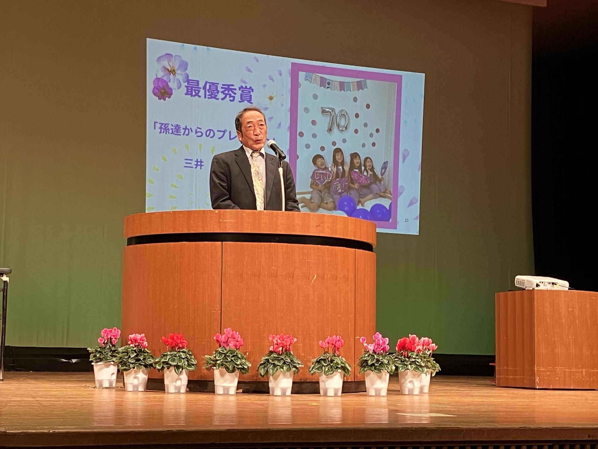 写真部門の審査員が講評している様子です。