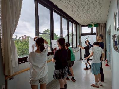 ルーペと半透明の紙を使って望遠鏡の仕組みを再現している様子