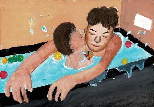 女の子が父親とお風呂の湯舟に入っていて、父親の大きな腕に包まれているようす。