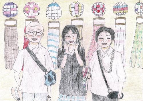 真ん中に女の子、両脇に祖父母が立っていて、背景には笹飾りがあり、3人で笑顔でポーズと取っているようす。