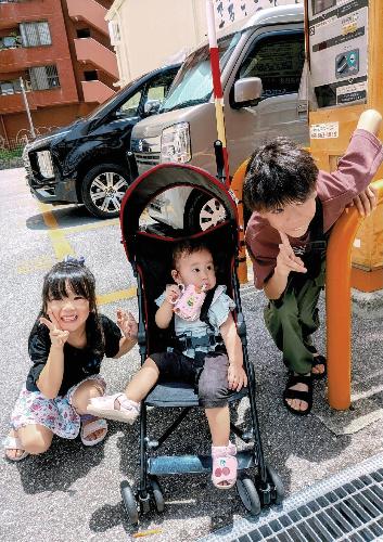 写真部門の優秀賞作品です。ベビーカー乗っている末っ子を真ん中に3人兄妹で楽しそうな笑顔で写っています。