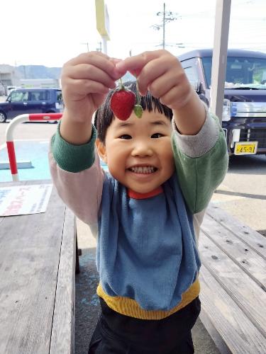 写真部門の優秀賞作品です。男の子が苺を持って笑顔で写っています。