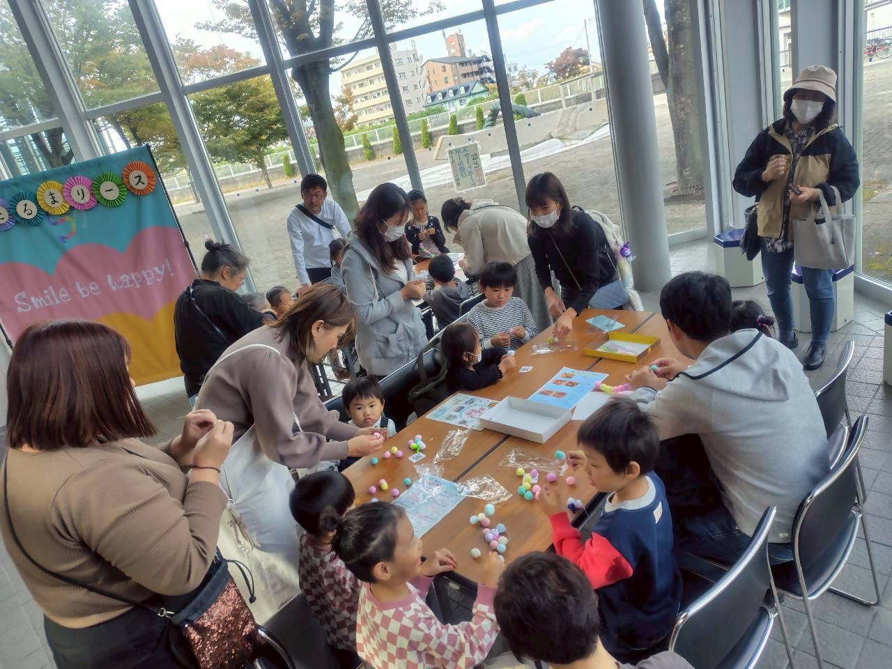 雪だるまリースを作成している様子