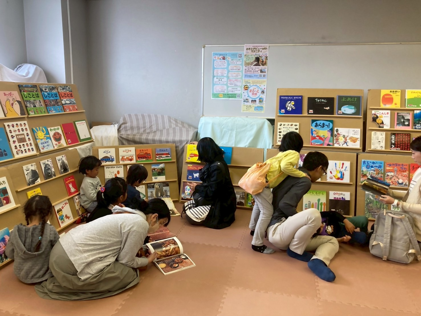 絵の本ひろばの参加者が本を楽しんでいる様子