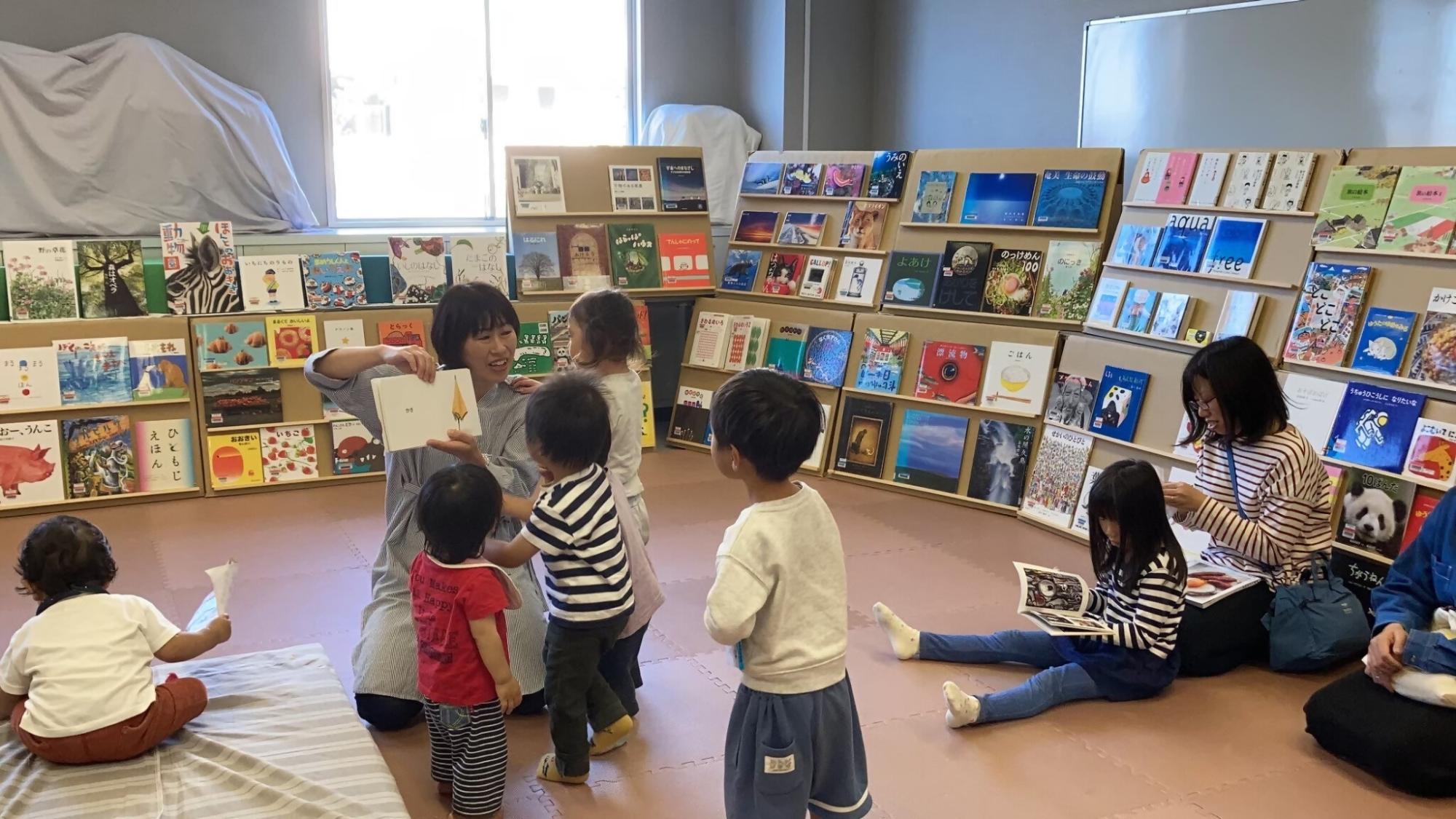 令和5年度  絵の本ひろばの様子（子どもに絵本見せている様子）