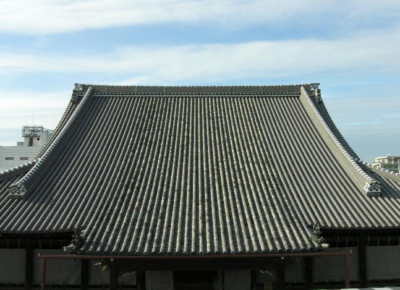 葺き直された本堂の屋根（正面）の写真