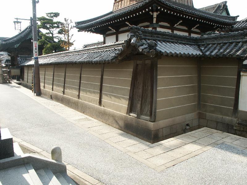願泉寺北築地塀の写真