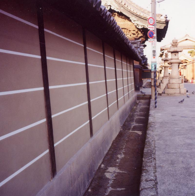願泉寺南築地塀の写真