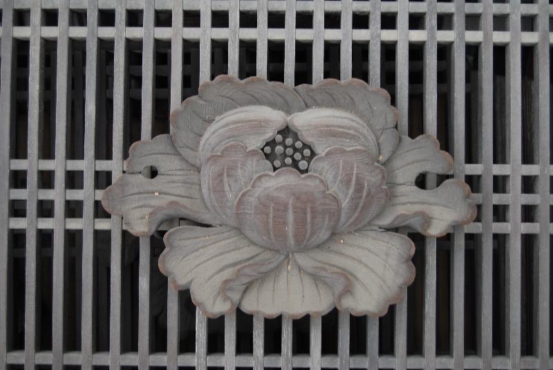 大扉の菊の彫刻2の写真