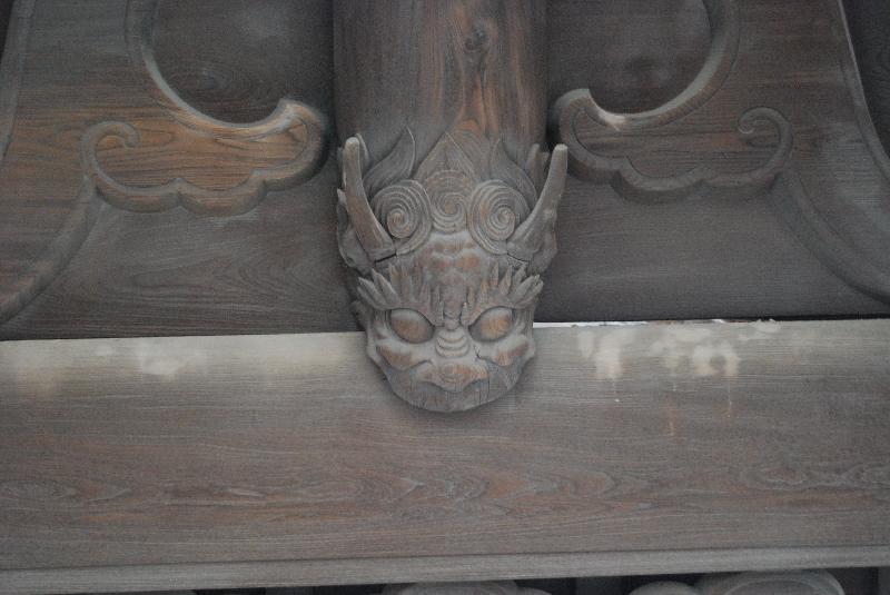 願泉寺表門側面の鬼の彫刻