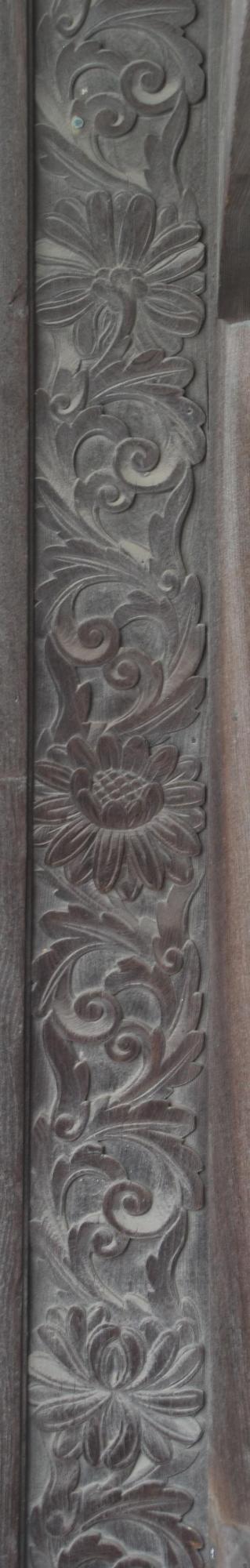 大扉脇の菊と唐草の彫刻の写真