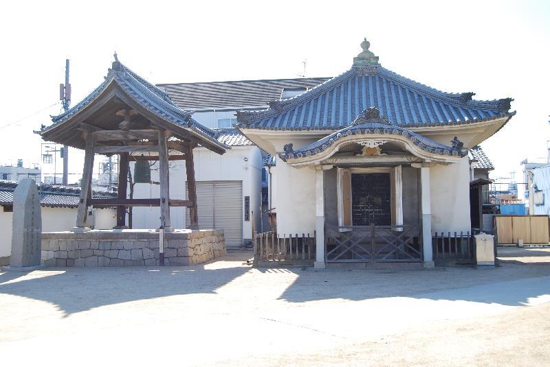 願泉寺経蔵と鐘楼