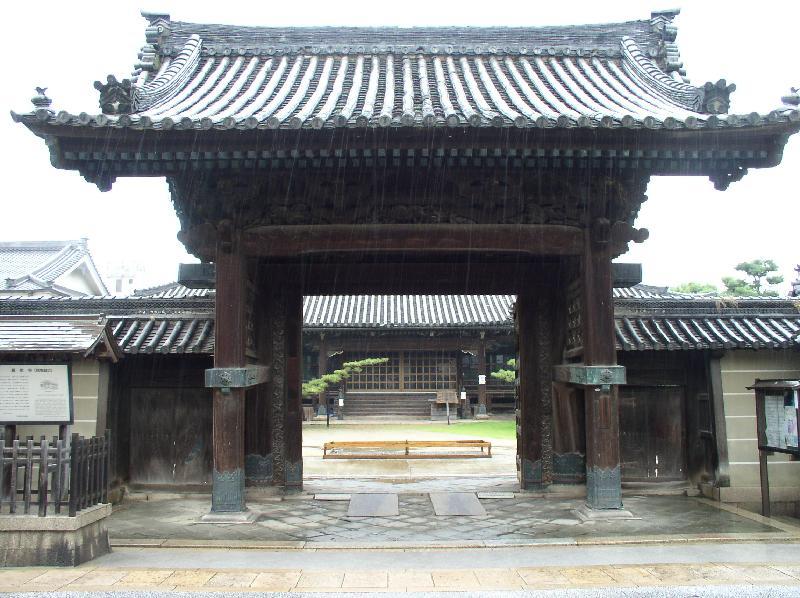 願泉寺表門の外観写真