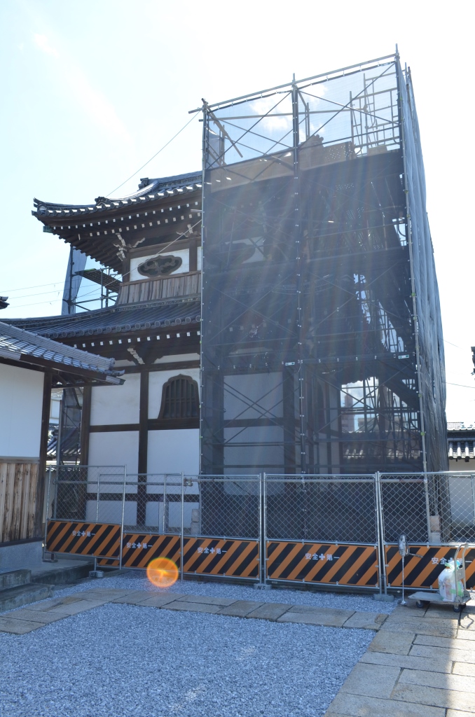 修理中の重要文化財願泉寺太鼓堂の写真