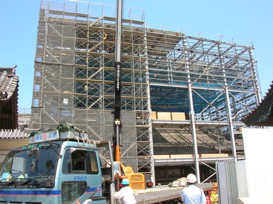 本堂素屋根の建設の写真3 足場組立（高層）