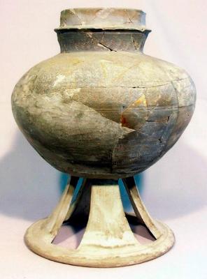 地蔵堂古墳群1号墳周溝出土 須恵器 台付有蓋壺（すえき だいつきゆうがいつぼ）の写真
