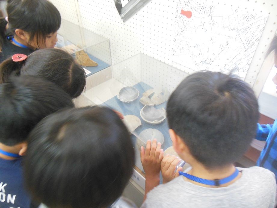 小学校巡回展示「貝塚の古墳」の様子の写真