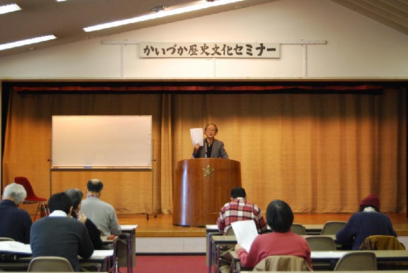 記念講演を行う青山賢信さんの写真