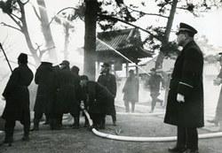 昭和38年に行われた孝恩寺での防火訓練の写真