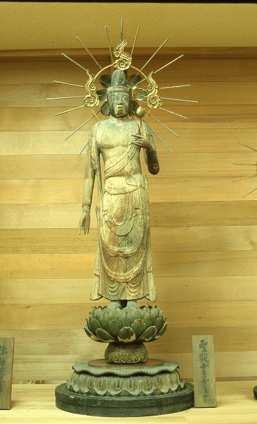 2つ目の木造聖観音立像の写真