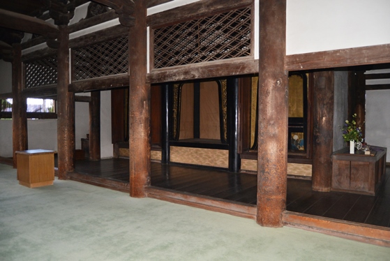 仏像等を移動した後の国宝孝恩寺観音堂の内部の写真