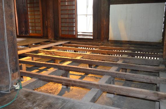 外陣床板の解体が進む孝恩寺観音堂の内部 その1の写真