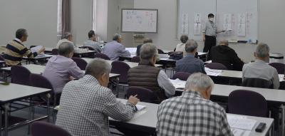 前回の古文書講座で板書する講師と講義を傾聴する参加者のみなさん