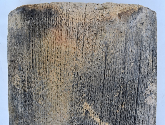 平安時代11世紀後半の平瓦の凸面に残る縄叩き痕の写真