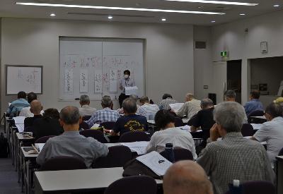 前回の古文書講座で板書する講師と講義を傾聴する参加者のみなさん