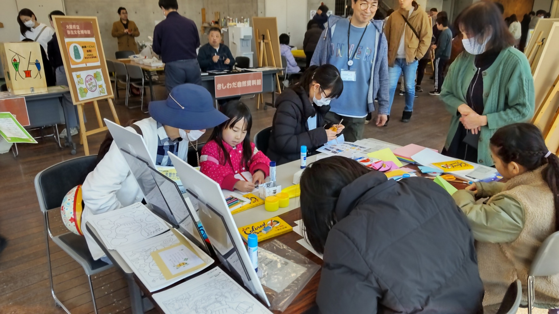 ふれあいまつり会場でカードづくりをする子どもたち