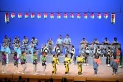 舞台で踊られる貝塚の東盆踊りの写真1