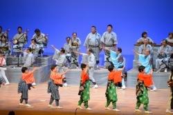 舞台で踊られる貝塚の東盆踊りの写真2