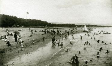海水浴でにぎわう昭和初期の二色の浜の様子の写真