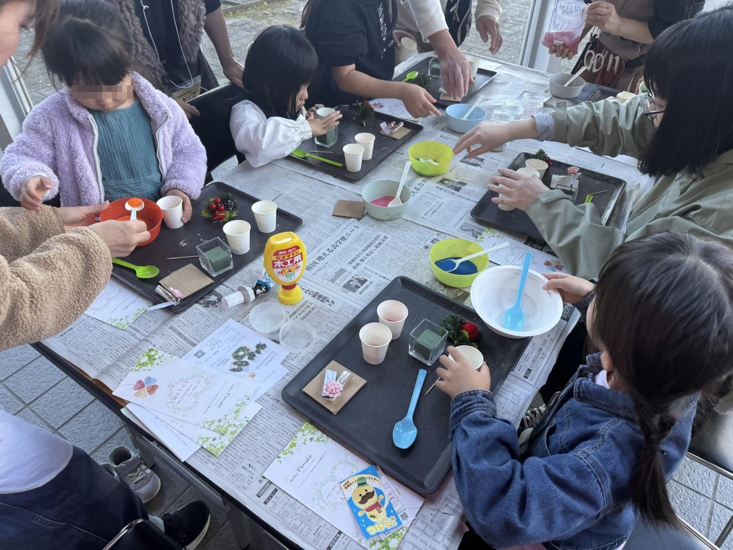 親子でサンドアートを作成している様子