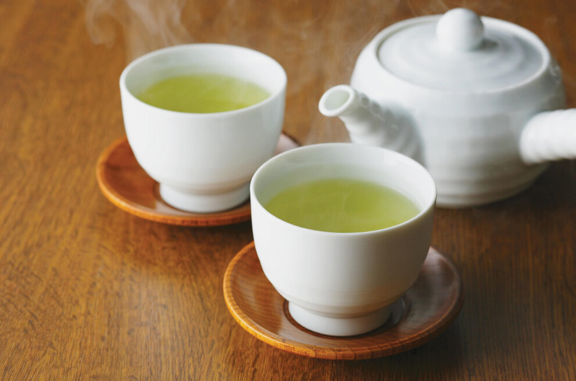 急須と湯気が立っている煎茶の写真です