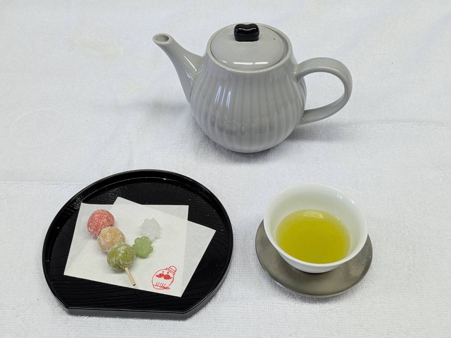 煎茶とお菓子の写真です。