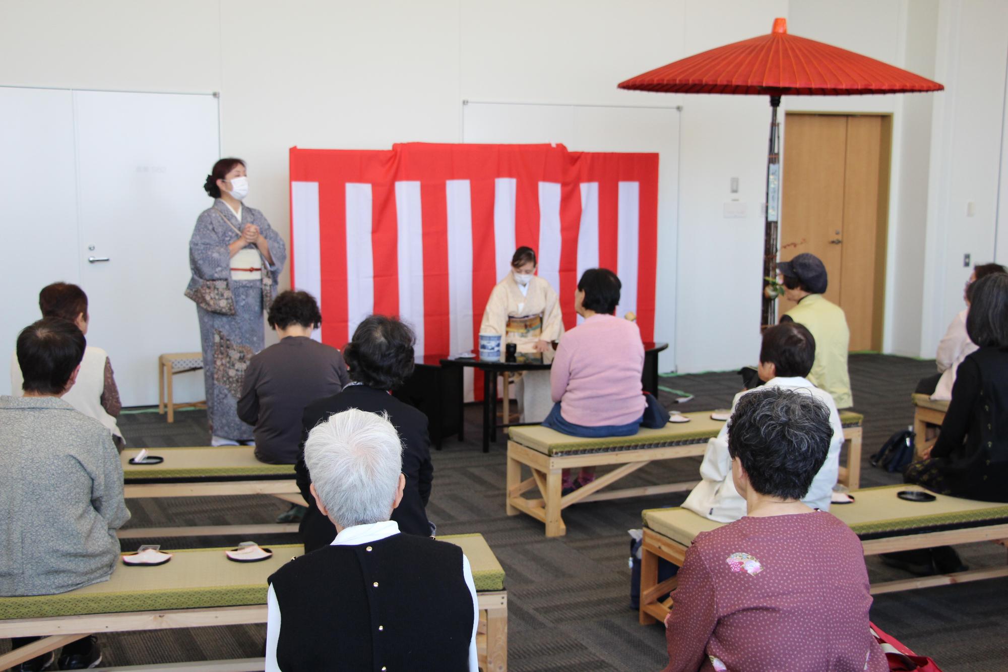 令和5年度  市民茶会の様子（お菓子を食べながらお話を聞いている様子）