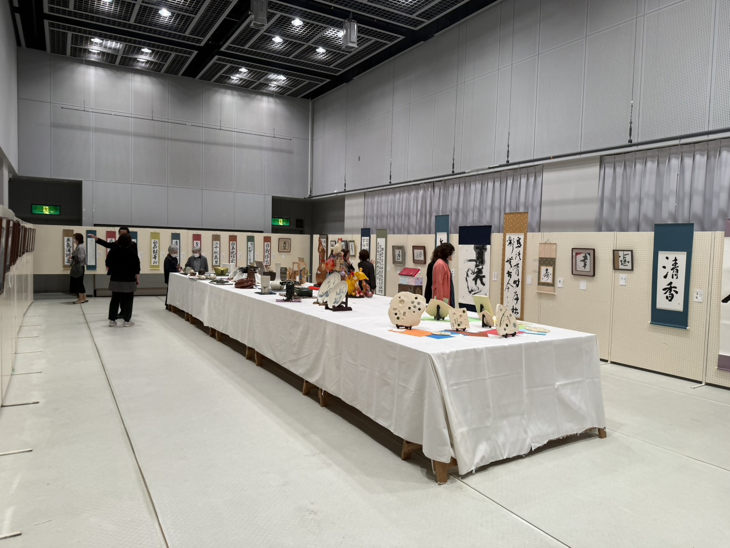 小ホールに書や陶芸、工芸の作品が展示されている様子