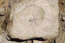 「火」の文字の書かれた礎石の写真